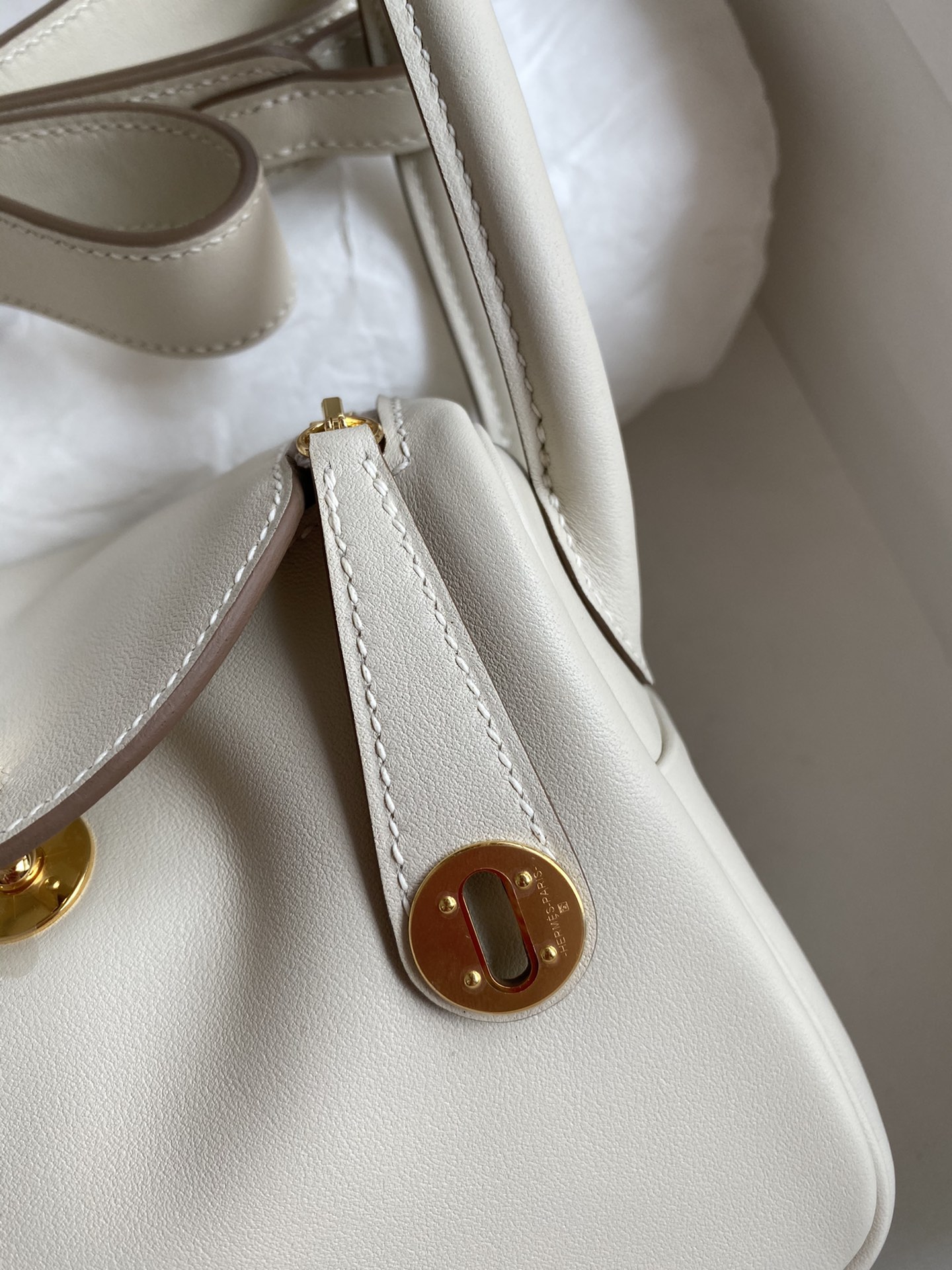 Hermes Lindy 26cm Handbag Shoulder Bag In White Swift Leather